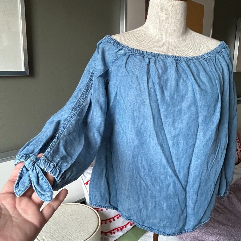 - Vineyard Vines Off Shoulders Soft Chambray Bow Accent on Sleeves Sz 4  - D1633